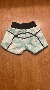 Lululemon Tracker Shorts Green Size 4. - Picture 1 of 3