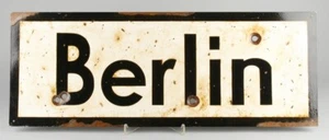 46332 - Berlin. Mehrfach durchschossenes Ortseingangsschild - Bild 1 von 1
