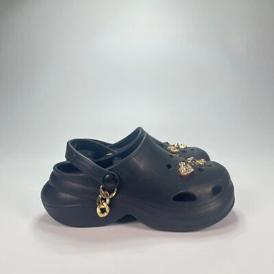 Zueco Crocs Clásico Negro con Dijes Dorados Estilo de Vida Cómodo Plataforma Niño Talla 12 Foto 1 de 4