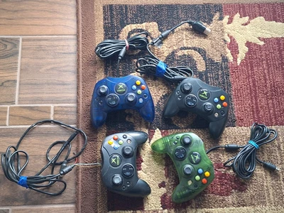 4 CONTROLADORES MICROSOFT XBOX 1 VERDE 1 AZUL Y 2 NEGRO PARA REPUESTOS O REPARACIÓN Foto 1 de 4