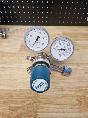 Regulador de latón de doble etapa Airgas Y12215A350-AG CGA-350 hidrógeno 0-25 PSI Foto 1 de 4