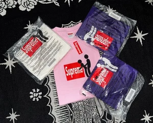 *FARBEN AUSWÄHLEN* SUPREME STICK TEE (GR. M-L) FW25 - Bild 1 von 4