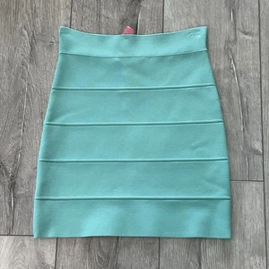 BCBG MAXAZRIA Falda Tejida Aqua Ligera-Cintura 25”-Longitud 17”-Talla Pequeña Usado una vez. - Imagen 1 de 6