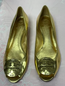 NUEVO-Tory Burch-Mujer-Cuñas de cuero metálico dorado-Puntera abierta-Zapatos.Talla-9M.Brasil. - Imagen 1 de 15