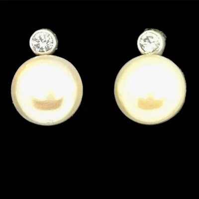 Pendientes de perlas cultivadas de agua dulce de 8 mm con detalles de diamantes de 1/10 ctw de ley 925 Foto 1 de 4