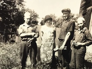 vtg photo gardeners farmers with tools snapshot workers 30s v3049 - Picture 1 of 7