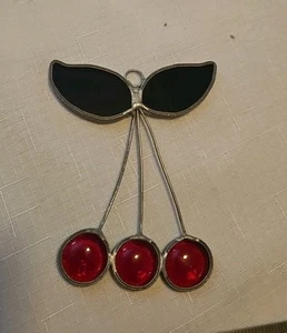 Vintage handgefertigter Buntglas Sonnenfänger Kirschen Obst rot grün 4x4" - Bild 1 von 4