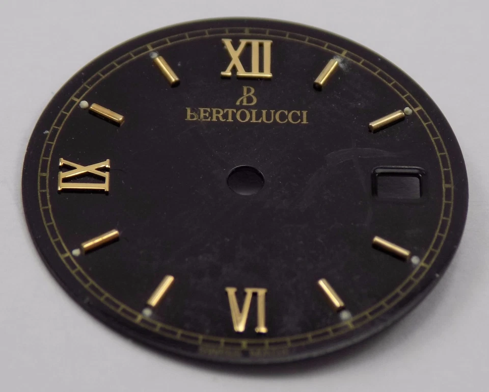 Черный циферблат часов BERTOLUCCI 22 мм с окном даты и золотыми маркерами римских цифр - Изображение 1 из 2