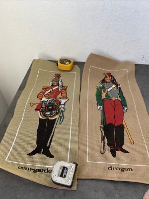 2 Anciennes Toile A Broder Canevas Personnage Militaire Cent Garde Et Dragon - Photo 1/4