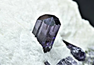 433 Karat Top Qualität fluoreszierend abgeschlossen lila Skapolith Kristall Probe  - Bild 1 von 12