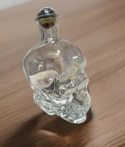 NEW Iridescent 3D Figural Skull Clear Glass Decanter w/Black Wood Stopper 26.5oz - Picture 1 of 11
