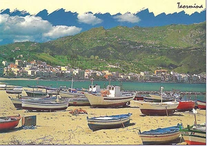 CARTOLINA SICILIA SICILY POSTCARD GIARDINI NAXOS BARCHE E SULLA SPIAGGIA E CASE - Imagen 1 de 1