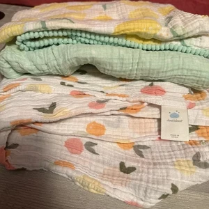 Juego de 3 mantas envolventes de muselina Cloud Island tela melocotón amarillo menta 47X47 - Imagen 1 de 5