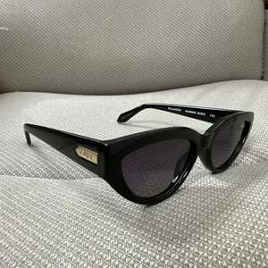 Gafas de sol para mujer Quay marco negro ojo de gato ESTRECHO ABAJO 126 polarizadas - Imagen 1 de 8
