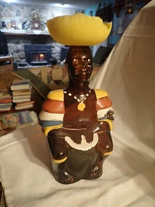 Decanter vintage in vetro marrone uomo con cappello giallo suona tamburo alto 10"  - Foto 1 di 7