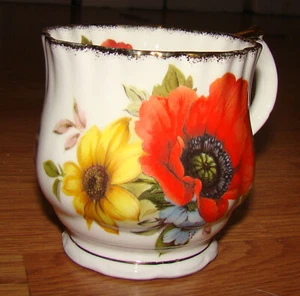 Elizabethan, Staffordshire Poppy, Daisy 10 oz Mug (Gold Trim) England - Picture 1 of 10