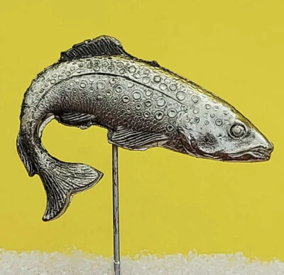 Insignia de pez vintage, alfiler, solapa, metal tono plata insignia trucha pescador Foto 1 de 2