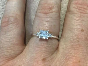 Bague de fiançailles trilogie de diamants créée en laboratoire 1,0 carat plaqué platine 925 M moitié - Photo 1 sur 7