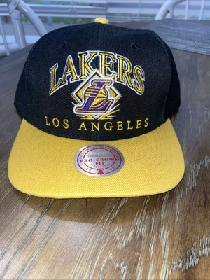 Boné Mitchell & Ness Los Angeles Lakers SnapBack preto e dourado Pro Crown Fit - Imagem 1 de 4