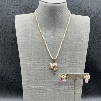 Conjunto de aretes perforados collar rosa flor porcelana Avon tono dorado imitación perla Foto 1 de 4