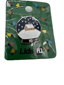 Tapas Holiday HD Sombrero Gota Exclusivo Esmalte Sombrero Prendedor - Navidad Globo de Nieve 1.5” - Imagen 1 de 2