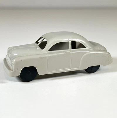 Coche de juguete Chevrolet Stileline sedán Dimestore gris plástico vintage de los años 50 sin marca Foto 1 de 4