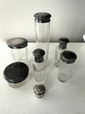 Tapas de plata con sello francés en frascos de vidrio de un conjunto antiguo de plata de 5 OZ Foto 1 de 4