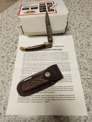 ДАМАССКИЙ СКЛАДНОЙ НОЖ DKC С НОЖНАМИ И ТОЧИЛКОЙ — НИКОГДА НЕ ИСПОЛЬЗОВАЛСЯ — С КОРОБКОЙ И БУМАГАМИ — США - Изображение 1 из 4