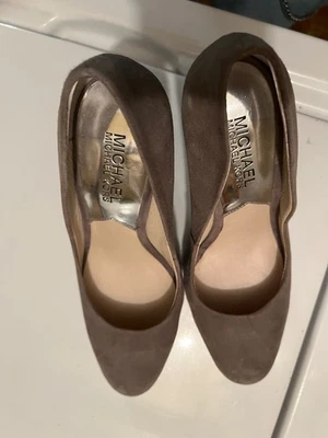 Zapatos de salón Michael Kors Sabrina acero gris gamuza plataforma talla 6 M detalle cadena Foto 1 de 4