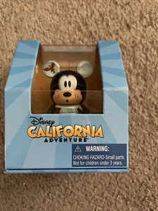 PORTADOR DE PASE ANUAL DISNEY VINYLMATION GOOFY CALIFORNIA ADVENTURE - Imagen 1 de 8