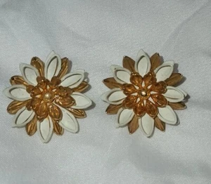 VTG. SARAH COVENTRY "WATER LILY” WHITE ENAMEL & GOLD TONE FLOWER BROOCH 1.25" - Picture 1 of 9