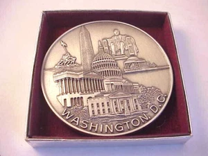 Medallón de peltre vintage Bates and Klinke Washington D.C. monumentos grabados - Imagen 1 de 9