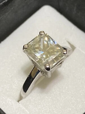 Solitario de diamantes moissanita amarillo casi blanco princesa VS1 2,02 quilates plata talla 7 Foto 1 de 2