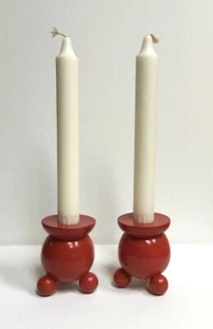 Paar Vintage schwedische klassische rote runde Kerzenständer aus Holz auf 3 Kugelfüßen - Bild 1 von 11