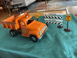 1956 TONKA STATE HI-WAY FORD DUMP TRUCK VGC ORIGINAL w/ 3 Orig. Highway Signs - Picture 1 of 13