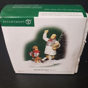 Dept 56 HOT OFF THE PRESS Set di 2 New England News 57111 Dipartimento D56 Nuovo - Foto 1 di 6