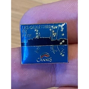 Vintage Cannes Frankreich Anstecknadel Brosche Emaille Souvenir Les Quartiers en Fête Französisch - Bild 1 von 4