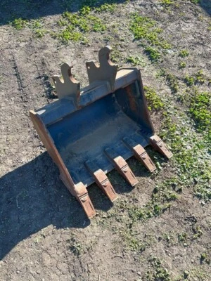 Cucharón Kubota K7979 24" para excavadora Kubota U25 U27 Foto 1 de 4