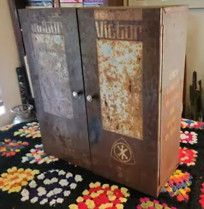 Vintage Victor Öldichtungen Metall Werbeschrank 60er Jahre, viel Patina Fallout - Bild 1 von 14