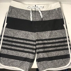 Pantalones cortos de natación American Eagle Outfitters para hombre con tabla pequeña negros grises blancos a rayas - Imagen 1 de 10