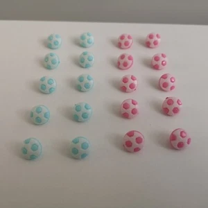 20 Stück Fußball Knöpfe 13 mm - 10 rosa und 10 blaue Farbe - Bild 1 von 1