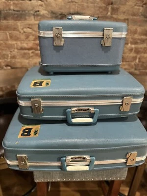 Vintage  Ladies series 5310 Suit Case Luggage Set Travel WITH Keys - Image 1 of 4