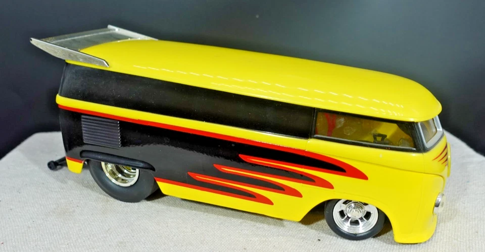 Autobús de arrastre Volkswagen 1/18 Hot Wheels Foto 1 de 4