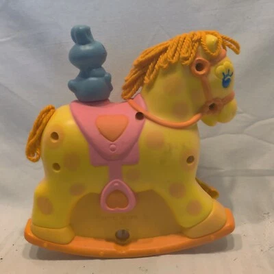Juguete musical vintage Mattel Crib Rail caballo mecedor y conejito envío rápido Foto 1 de 4