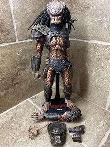 Hot Toys Movie Masterpiece MMS173 Predator 2 City Hunter Predator 1/6 (LESEN) - Bild 1 von 9