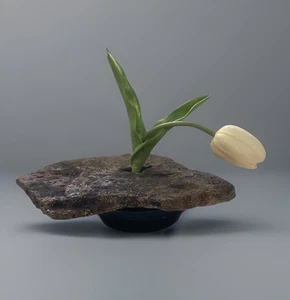 Japanische Ikebana Vase natur braun schwarz Struktursteinplatte mit Blumenfrosch - Bild 1 von 11