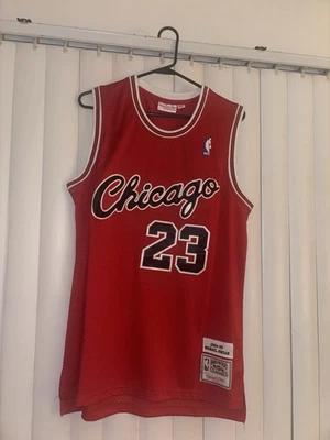 Camiseta deportiva roja mediana 48 Chicago Bulls Michael Jordan #23 1984-85 Hardwood Classics Foto 1 de 2