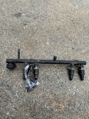 Riel de combustible Jeep TJ/XJ 97-01 2,5 L 4 cilindros con inyectores OEM Foto 1 de 4