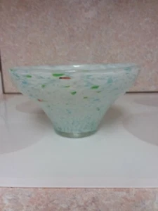 Weiße Alabaster Glas Deko Schale mit Hellblau als Hauptfarbe 5" hoch - Bild 1 von 7