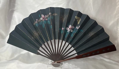 Antiguo abanico plegable de papel negro frutas pájaros flores mariposas palos de bambú Foto 1 de 4